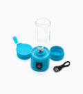 Prenosivi USB blender plave boje rastavljen na dijelove.