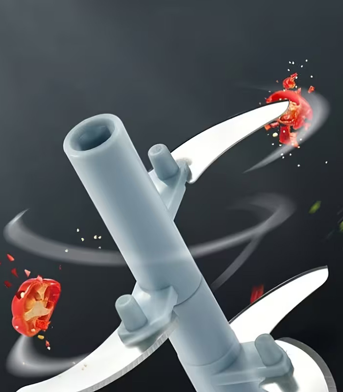 Oštrice Agatta ručne sjeckalice u pokretu – detalj rezanja povrća