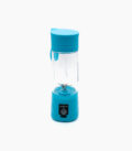 Prenosivi USB blender plave boje s providnom posudom. Uslikan sprijeda