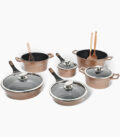 Royalty Line set posuđa COPPERLUX. Sastoji se od tava i lonaca različitih veličina, pružajući Vam sve potrebno za pripremu raznolikih jela. Set je bakrene boje i sastoji se od dvije tave s poklopcima, tri šerpe s poklopcima i tri dodatka za kuhanje.