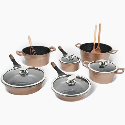 Royalty Line set posuđa COPPERLUX. Sastoji se od tava i lonaca različitih veličina, pružajući Vam sve potrebno za pripremu raznolikih jela. Set je bakrene boje i sastoji se od dvije tave s poklopcima, tri šerpe s poklopcima i tri dodatka za kuhanje.
